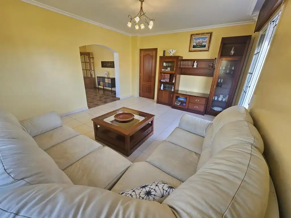 Sala d'estar de Casa o xalet en venda en Boiro amb Calefacció, Jardí privat i Parquet