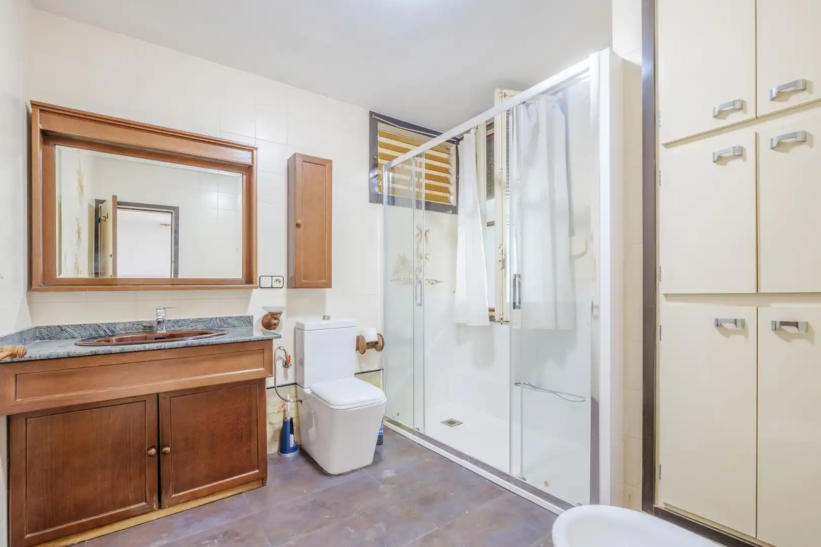 Bathroom of Houses for sale in Terrassa  with Air Conditioner, Heating and Private garden