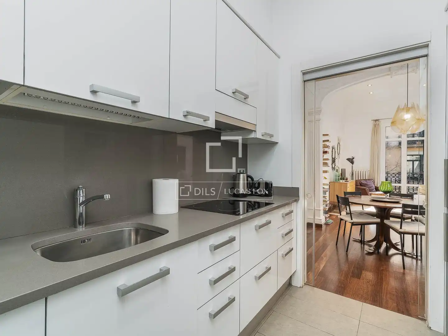Küche von Wohnung zum Verkauf in Barcelona mit Klimaanlage, Heizung und Balkon