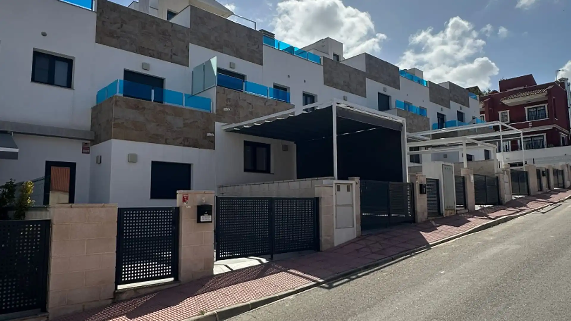 Außenansicht von Einfamilien-Reihenhaus zum Verkauf in Bigastro mit Klimaanlage, Privatgarten und Terrasse