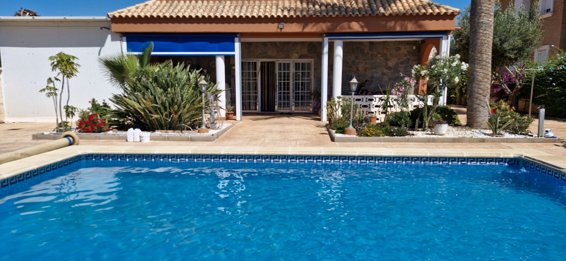Piscina de Casa o xalet en venda en Roquetas de Mar amb Aire condicionat