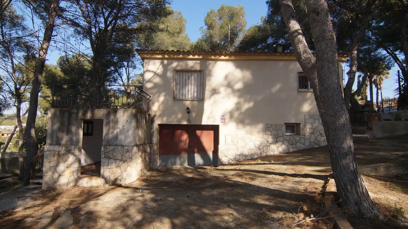 Vista exterior de Casa o xalet en venda en El Catllar  amb Parquet, Terrassa i Piscina