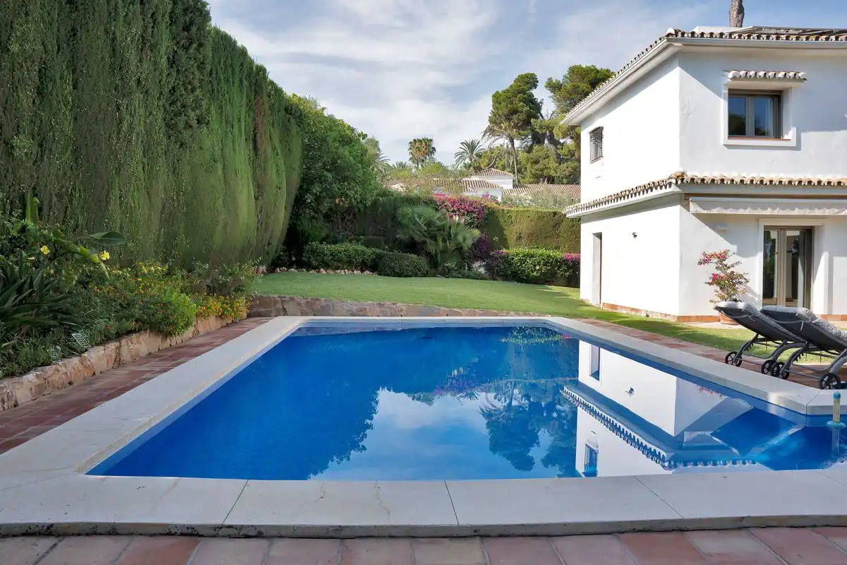 Piscina de Casa o xalet en venda en Marbella amb Aire condicionat, Calefacció i Jardí privat