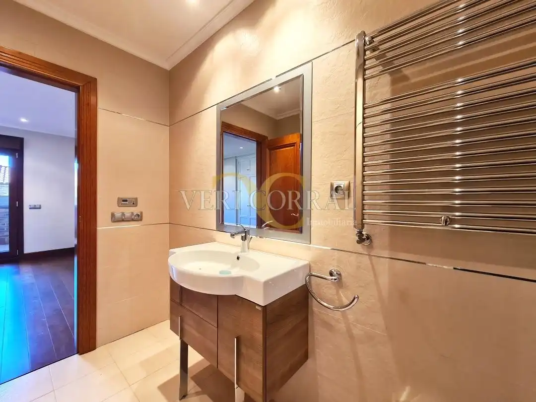 Baño de Casa o chalet en venta en Oviedo  con Calefacción, Jardín privado y Terraza