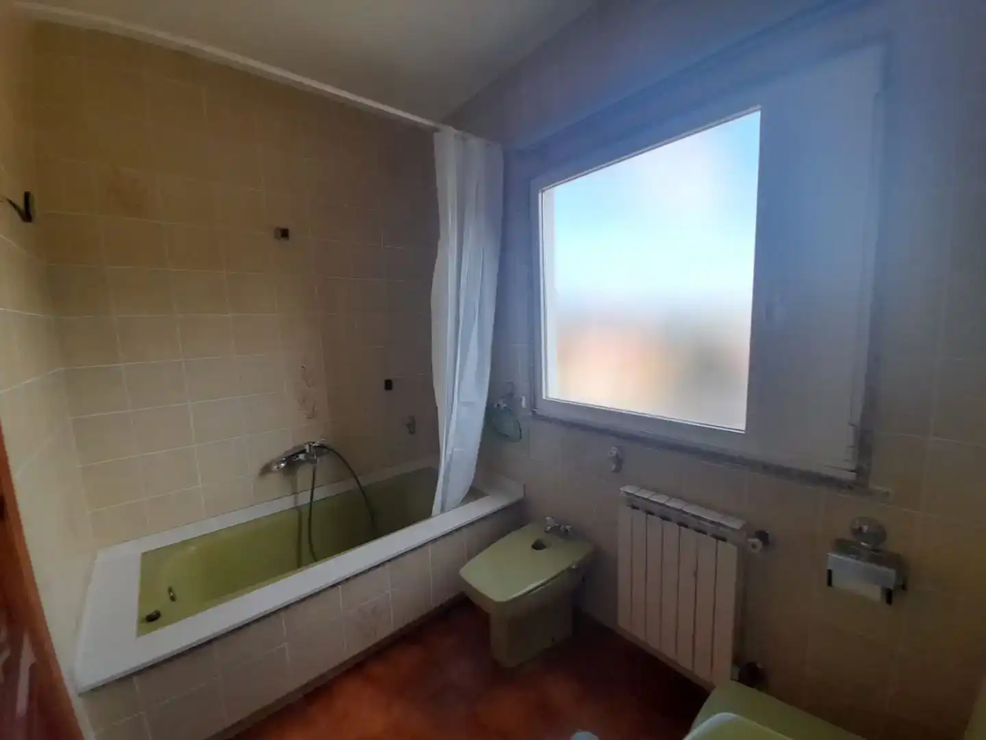 Baño de Piso de alquiler en Outes con Parquet, Amueblado y Balcón