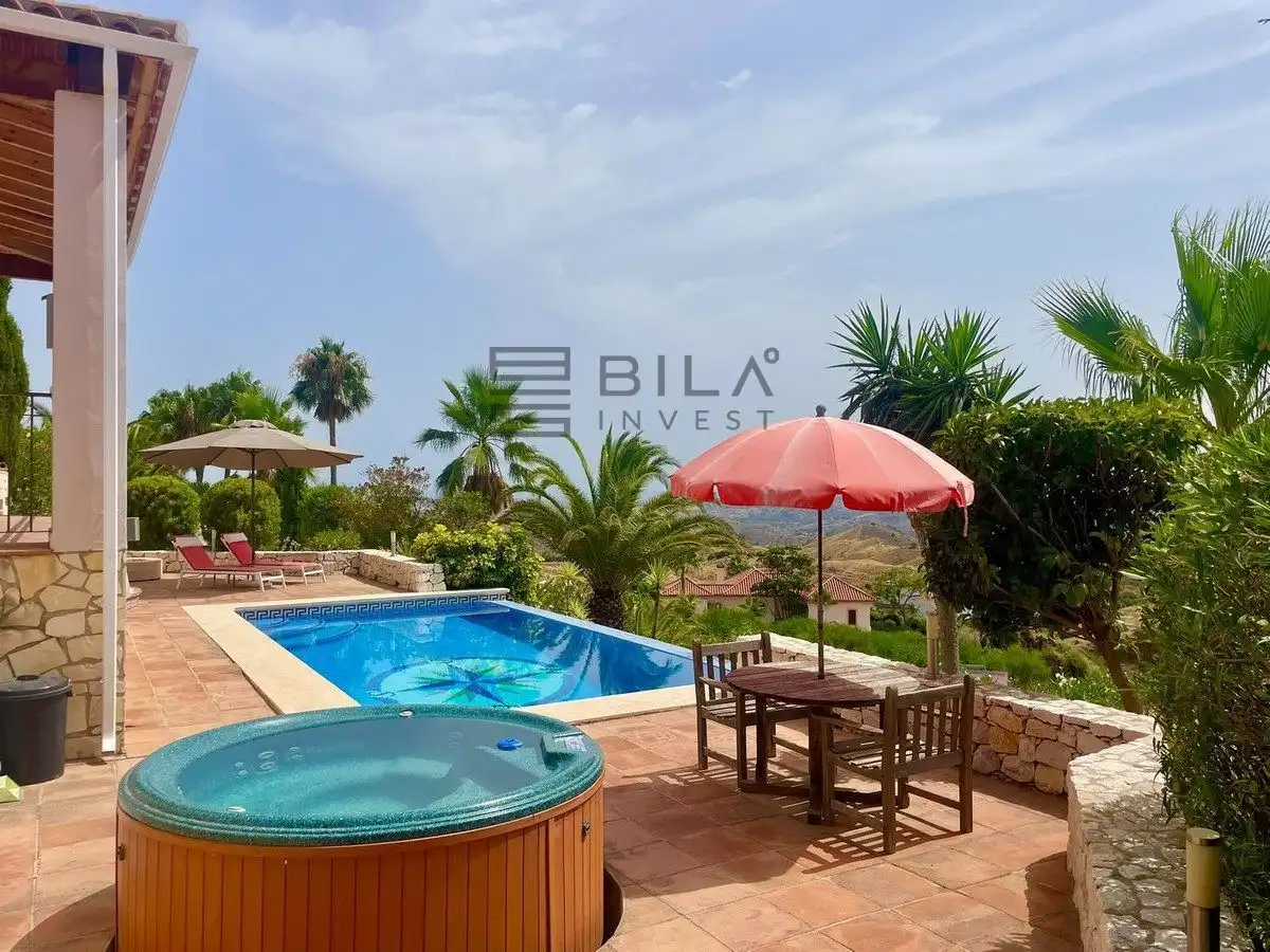 Chalet con piscina en venta en Urb. Valtocado