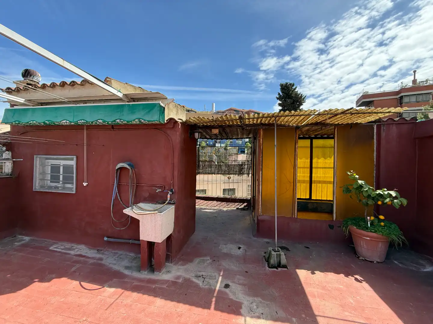 Vista exterior de Casa adosada en venta en Barcelona con Calefacción, Terraza y Balcón