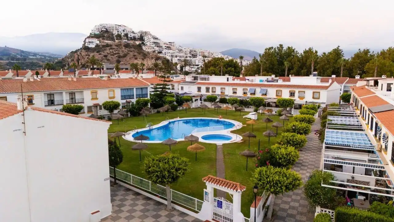 Vista exterior de Casa o xalet en venda en Salobreña amb Aire condicionat, Terrassa i Piscina comunitària