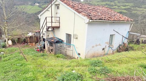 Casa de campo con 21.535 m2 de terreno en Las Regueras