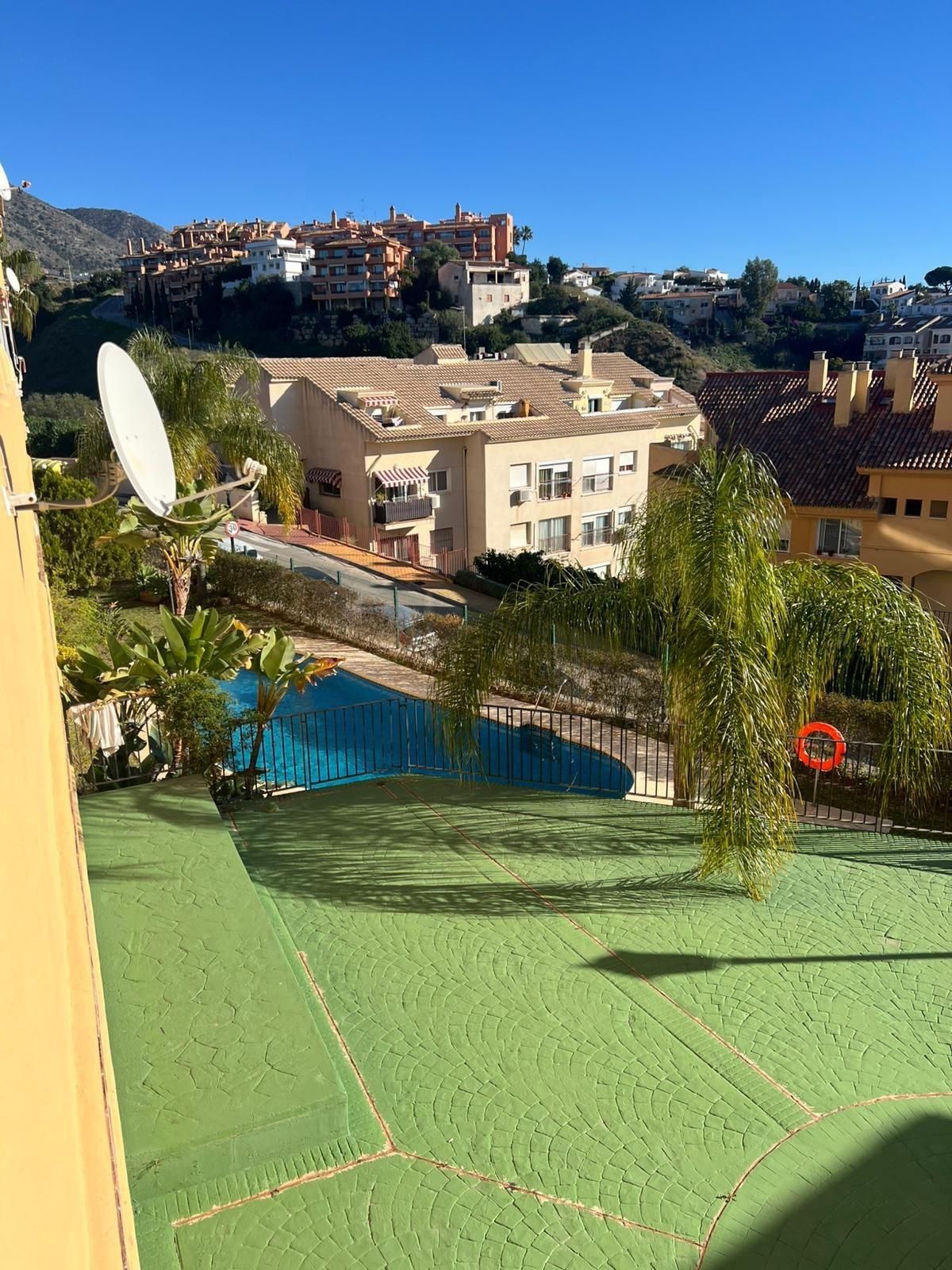 Piscina de Pis en venda en Fuengirola amb Aire condicionat, Jardí privat i Terrassa