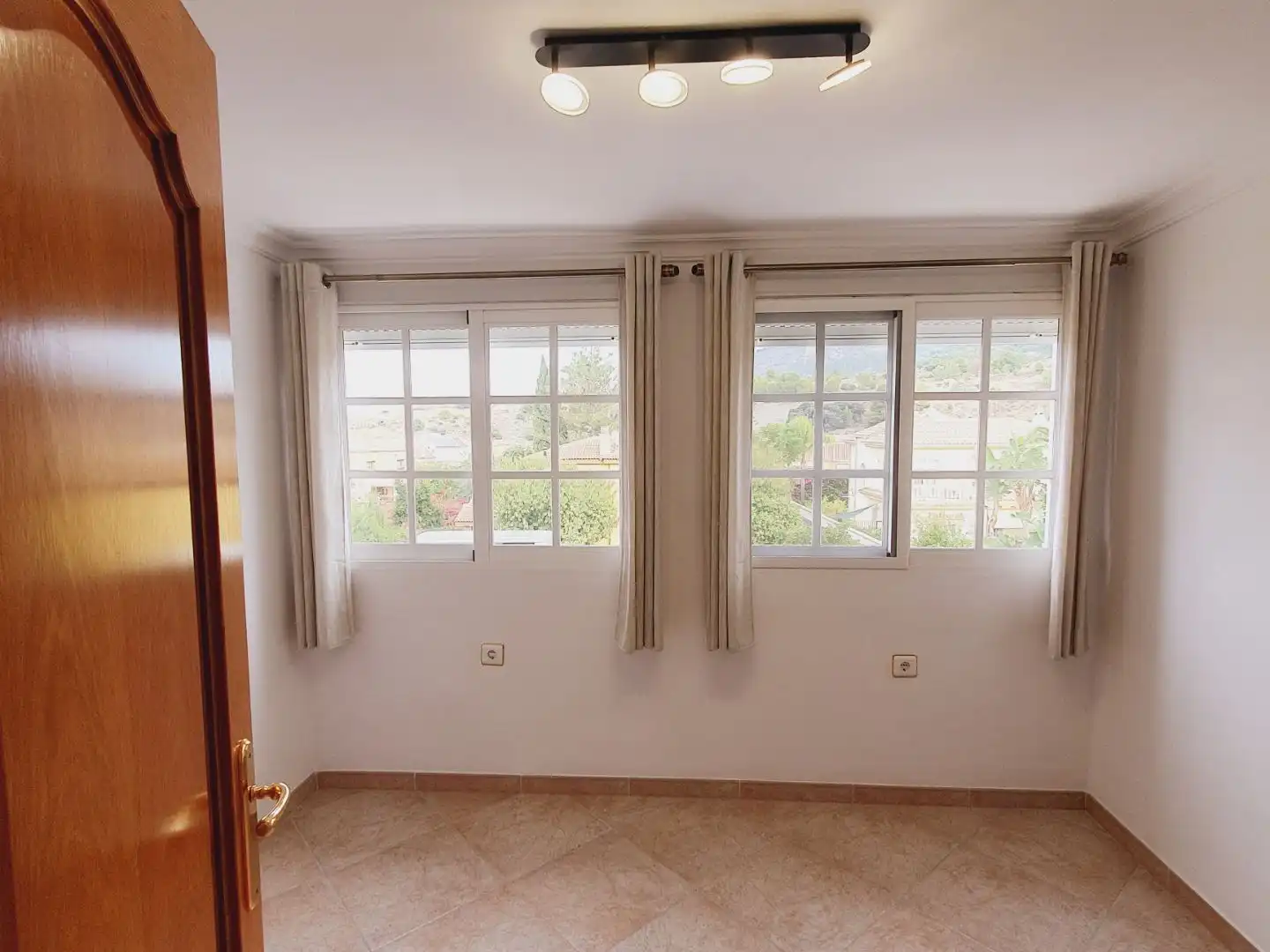 Dormitori de Casa adosada en venda en Alhaurín de la Torre amb Aire condicionat, Terrassa i Piscina