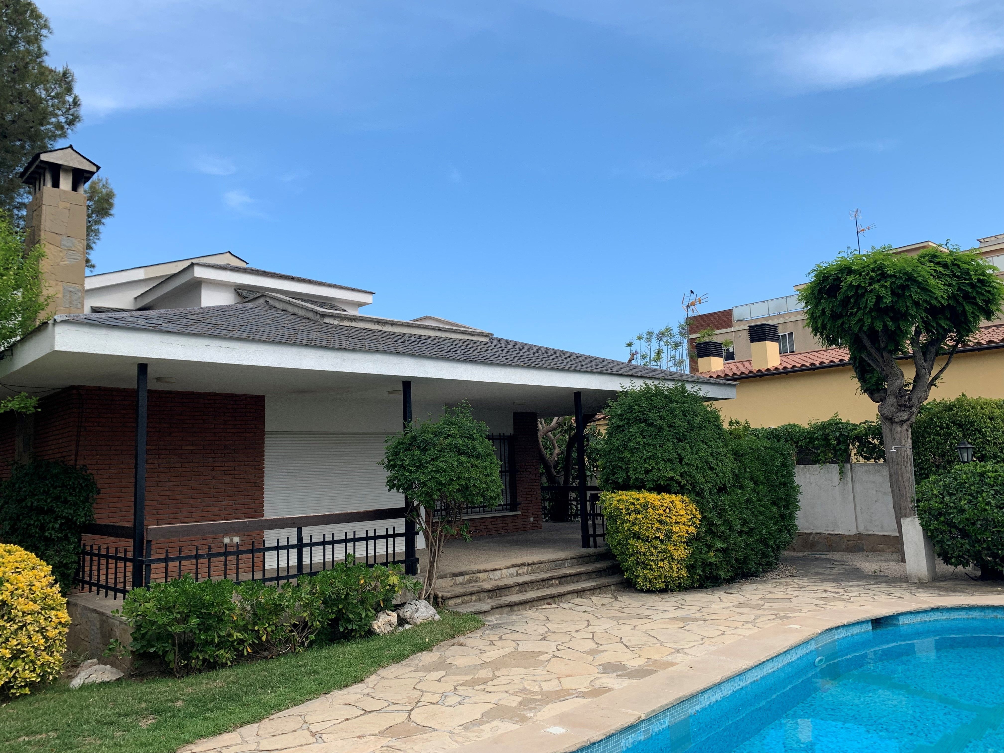 Vista exterior de Casa o xalet de lloguer en Castelldefels amb Calefacció, Jardí privat i Parquet