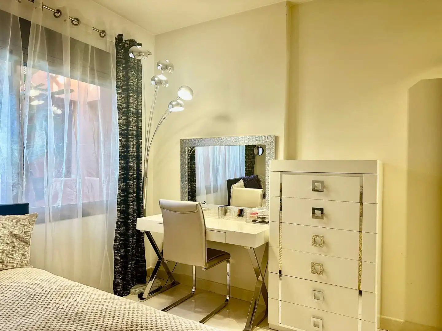 Habitación de Apartamento de alquiler en Estepona con Aire acondicionado, Terraza y Piscina