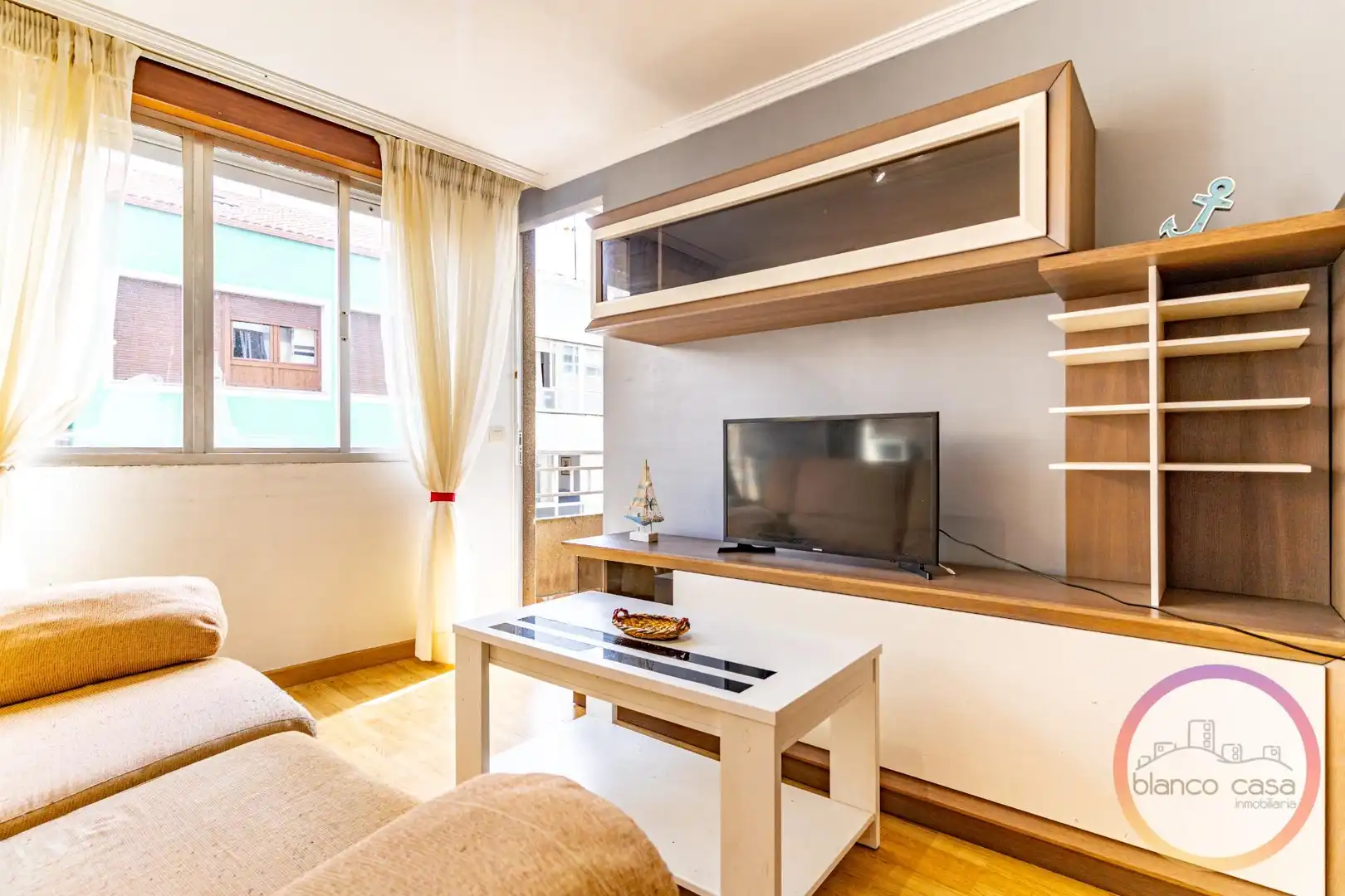Sala de estar de Piso en venta en Carballo con Terraza, Trastero y Amueblado