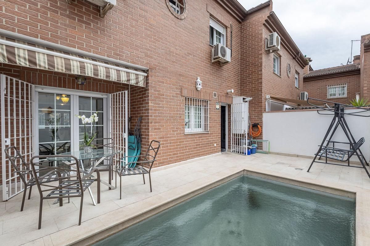 Swimming pool of Single-family semi-detached for sale in  Granada Capital  with Heating, Private garden and Terrace