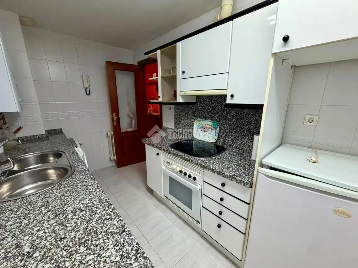 Cocina de Piso en venta en León Capital  con Calefacción, Parquet y Trastero