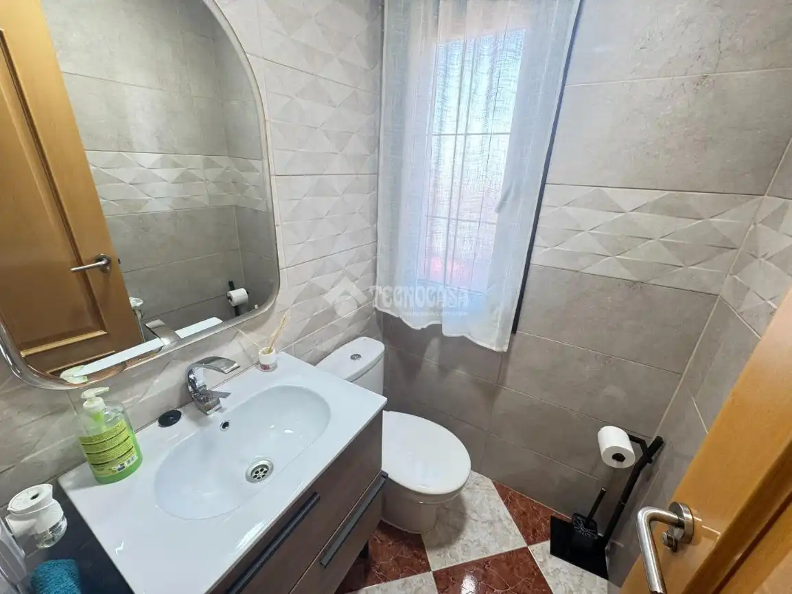 Badezimmer von Einfamilien-Reihenhaus zum Verkauf in Yepes mit Klimaanlage, Heizung und Terrasse