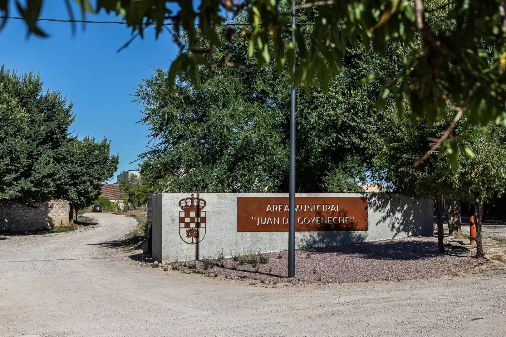 Vista exterior de Casa o xalet en venda en Nuevo Baztán amb Aire condicionat, Calefacció i Jardí privat