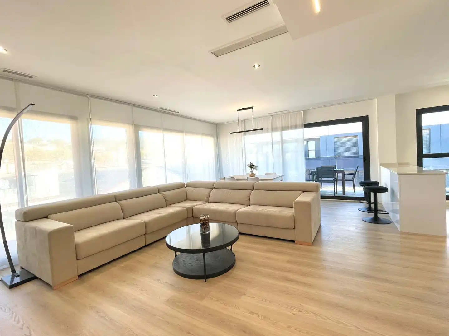 Sala de estar de Piso en venta en El Masnou con Aire acondicionado, Calefacción y Parquet