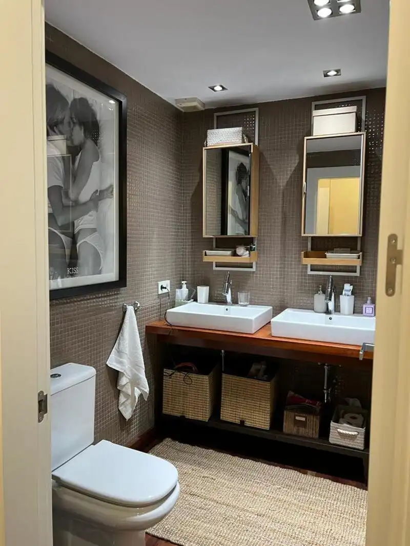 Badezimmer von Erdgeschoss zur Miete in Marbella mit Klimaanlage, Privatgarten und Terrasse