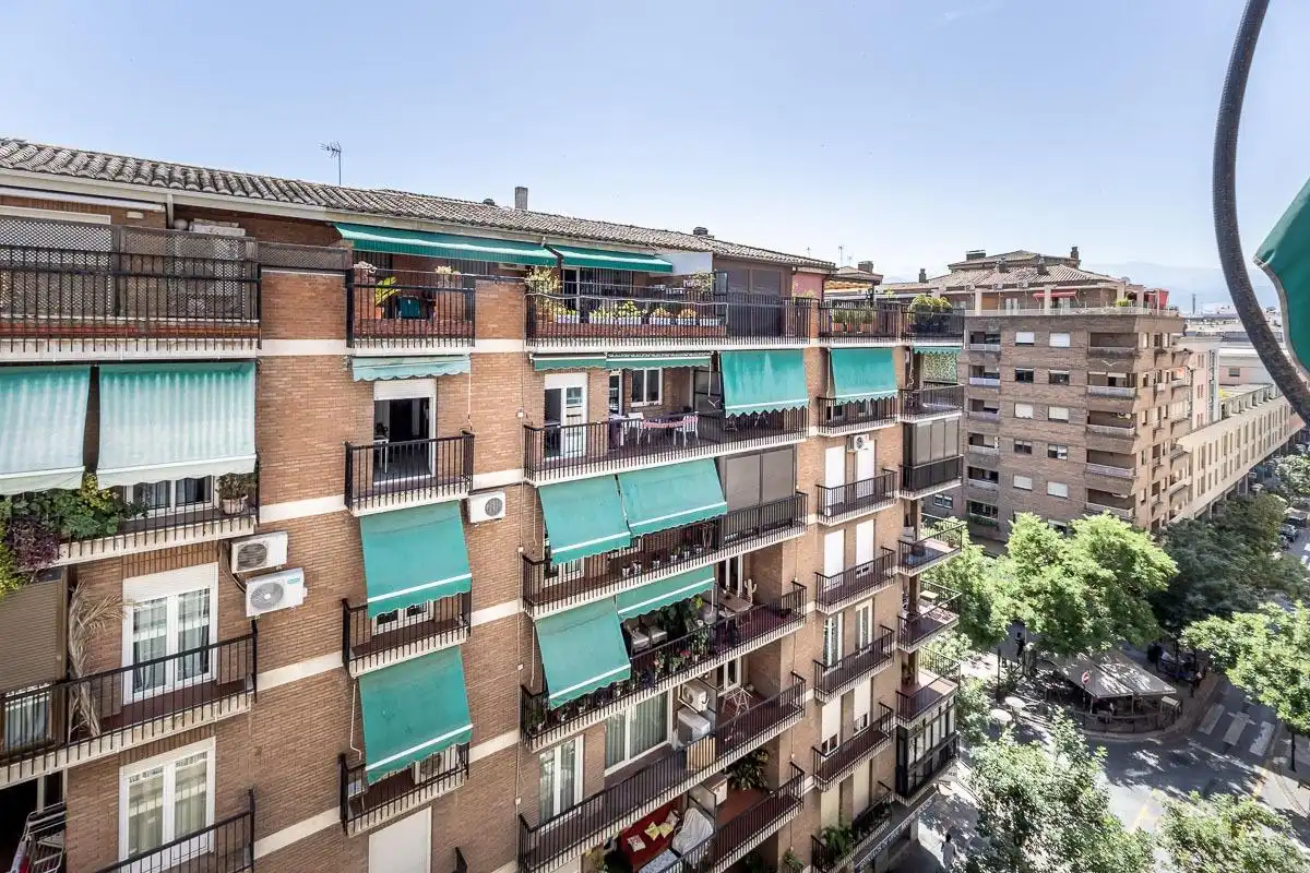 Vista exterior de Piso en venta en Granada con Aire acondicionado, Calefacción y Terraza
