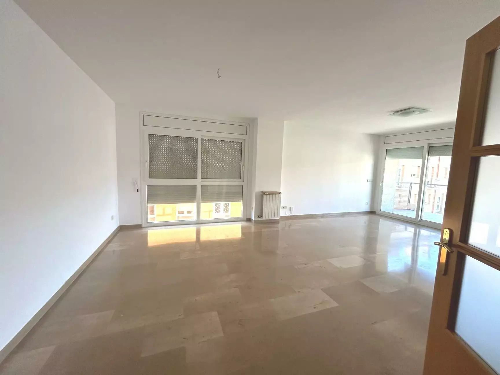 Living room of Flat for rent in Girona Capital  with Air Conditioner, Heating and Balcony