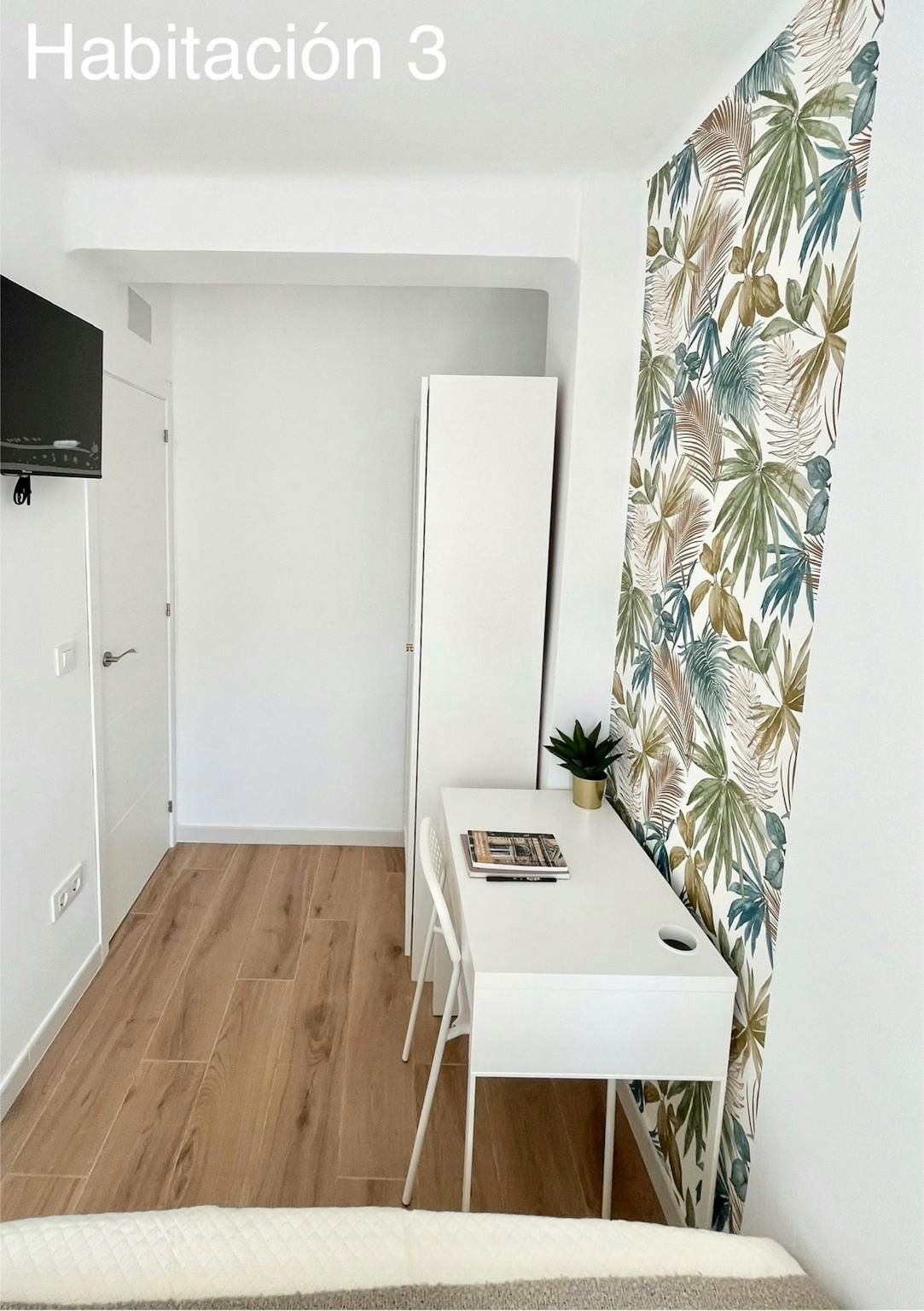 Bedroom of Flat to share in  Sevilla Capital  with Furnished, Washing machine and TV