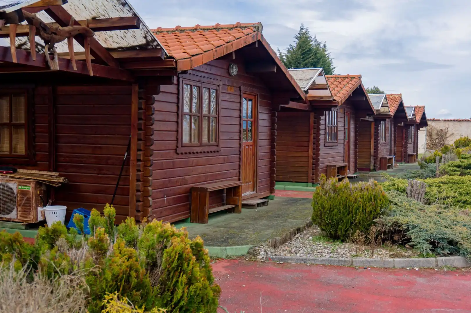 Vista exterior de Casa o xalet en venda en Villagatón amb Aire condicionat, Calefacció i Jardí privat
