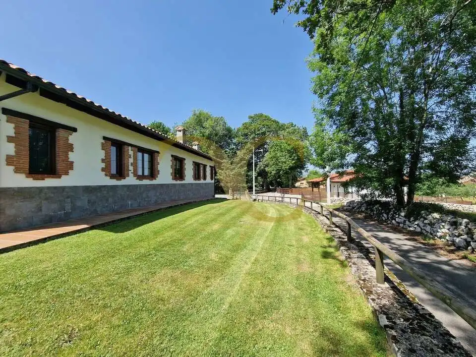 Vista exterior de Casa o xalet en venda en Llanes amb Calefacció, Jardí privat i Terrassa