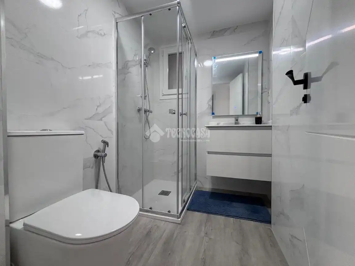 Bathroom of Flat for sale in Madrid