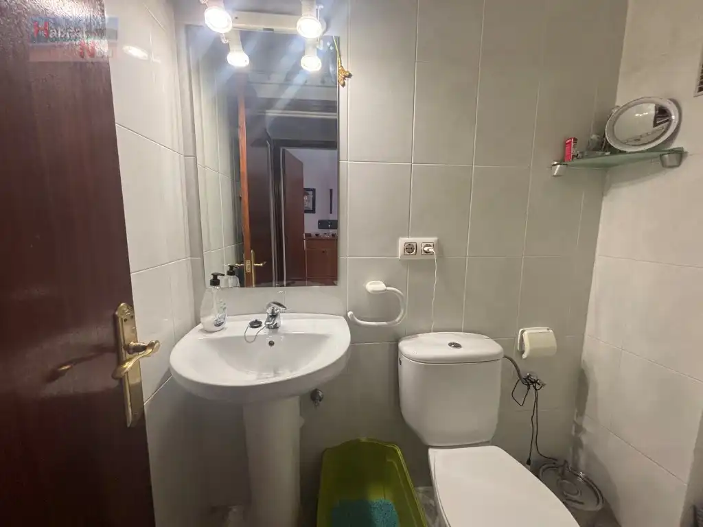 Bathroom of Flat for sale in La Bisbal del Penedès  with Air Conditioner and Oven