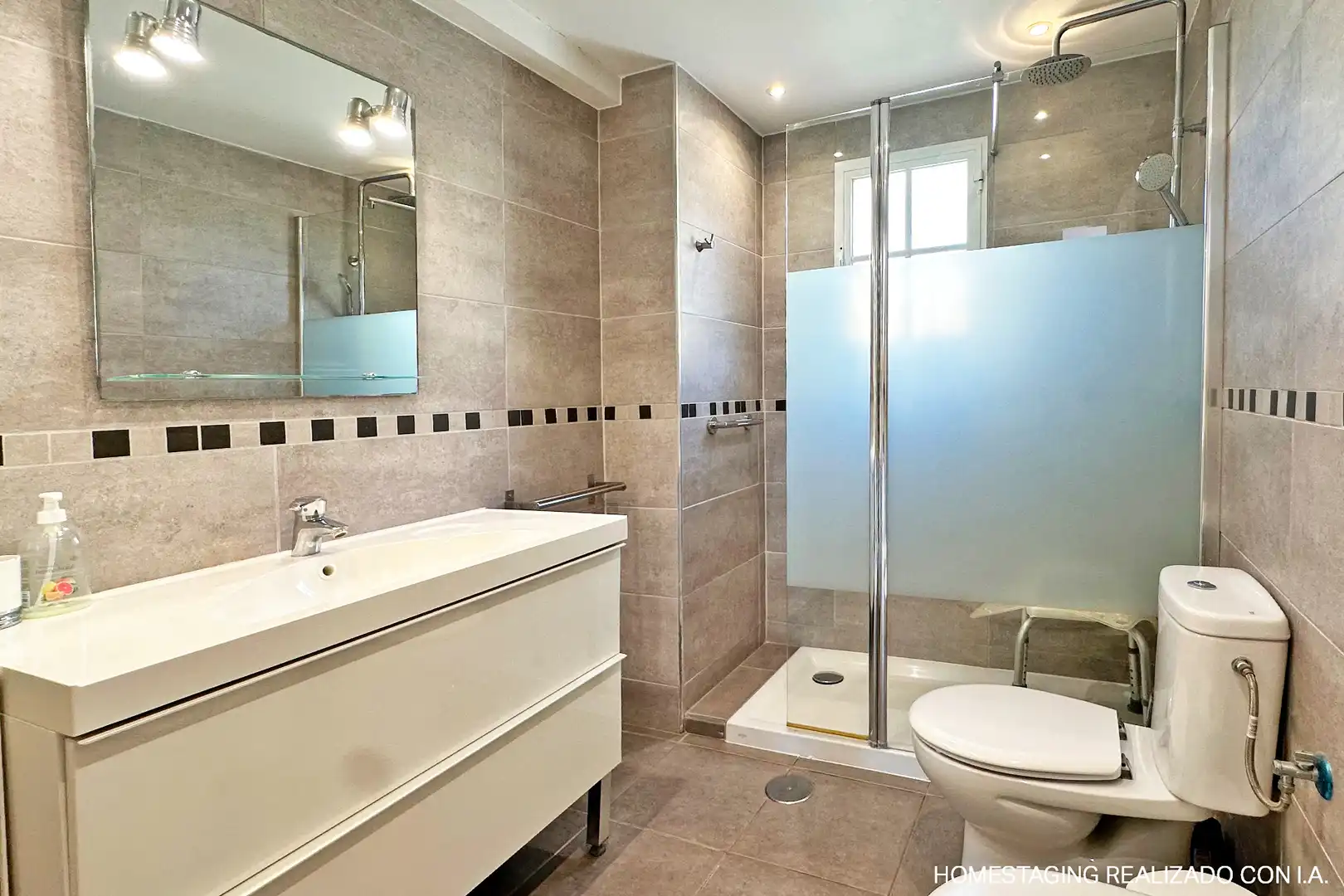 Badezimmer von Einfamilien-Reihenhaus zum Verkauf in Marbella mit Klimaanlage, Heizung und Terrasse