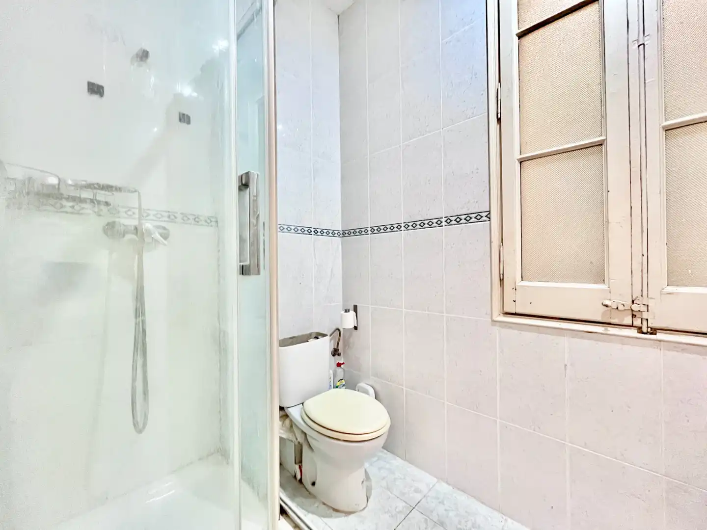 Bathroom of Flat for sale in Barcelona  with Parquet flooring, Oven and Balcony