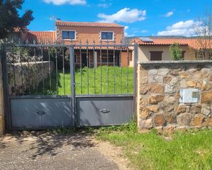 Vista exterior de Finca rústica en venda en Garray amb Calefacció, Jardí privat i Parquet
