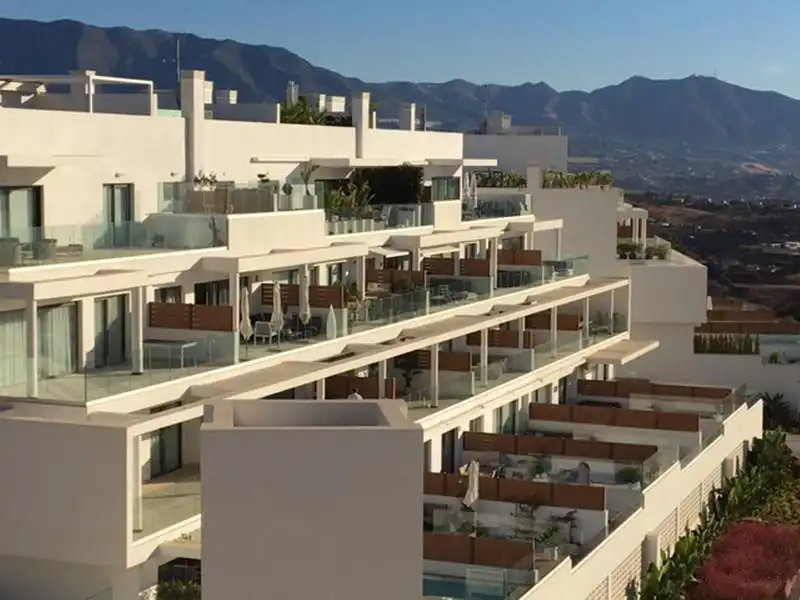 Vista exterior de Apartament de lloguer en Mijas amb Aire condicionat, Terrassa i Piscina