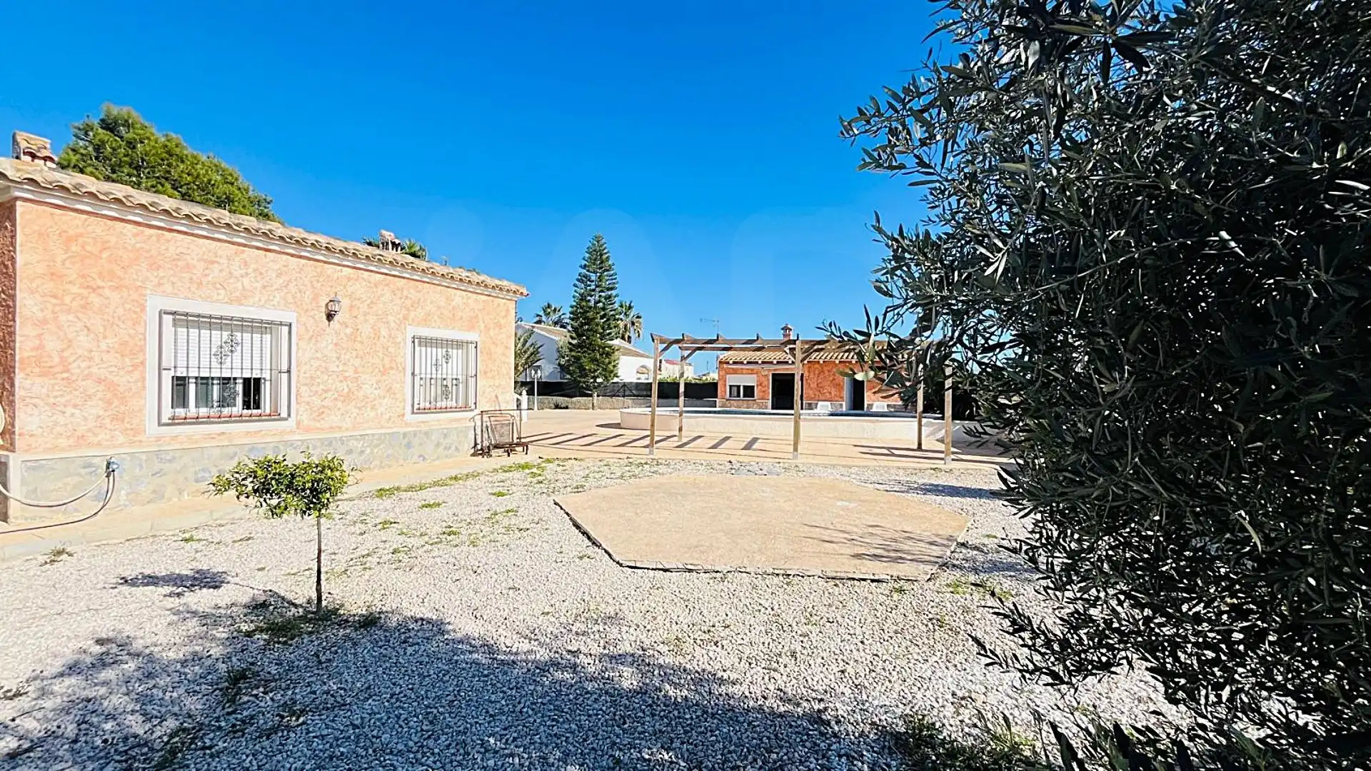 Vista exterior de Casa o xalet en venda en Dolores amb Aire condicionat, Terrassa i Piscina