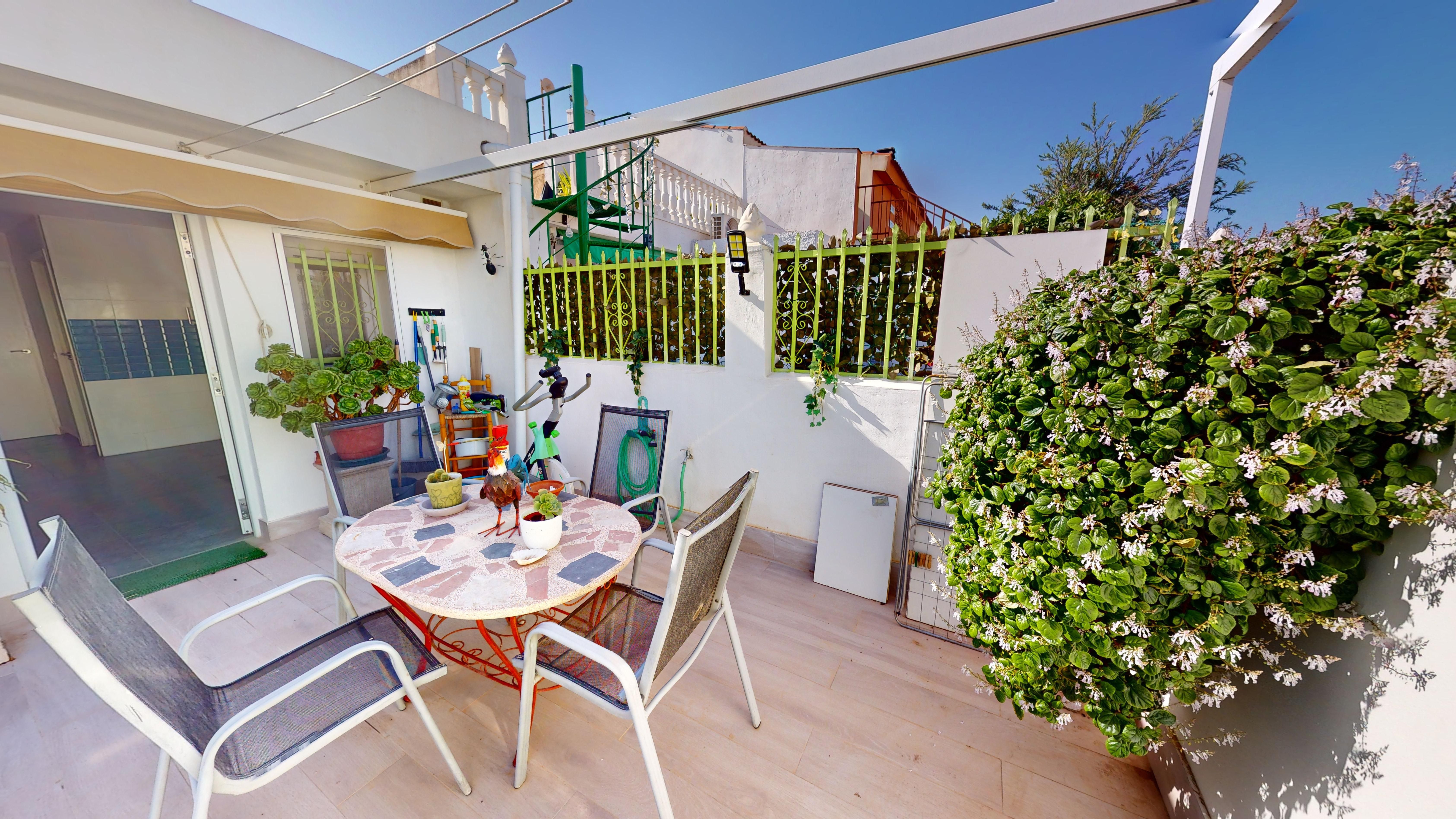 Casa adosada en venta en Calle de las Azucenas, Zona Carrefour - Urbanizaciones