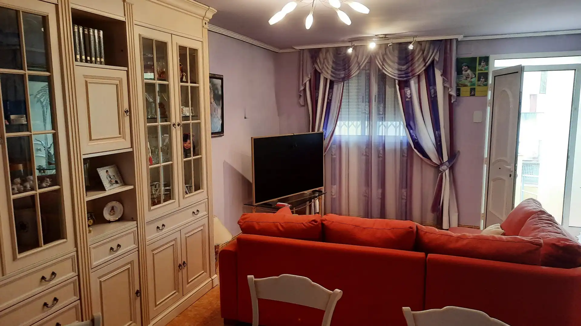 Wohnzimmer von Einfamilien-Reihenhaus zum Verkauf in Vinaròs mit Klimaanlage, Heizung und Privatgarten