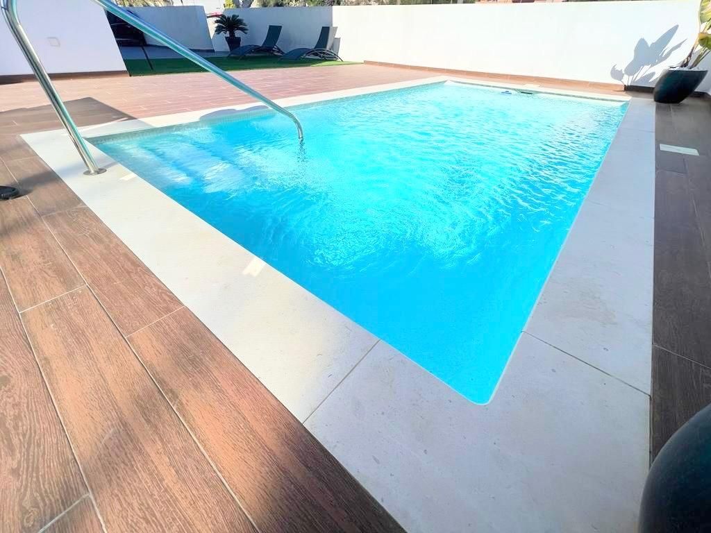 Piscina de Casa adosada en venda en Alzira amb Jardí privat, Terrassa i Piscina comunitària