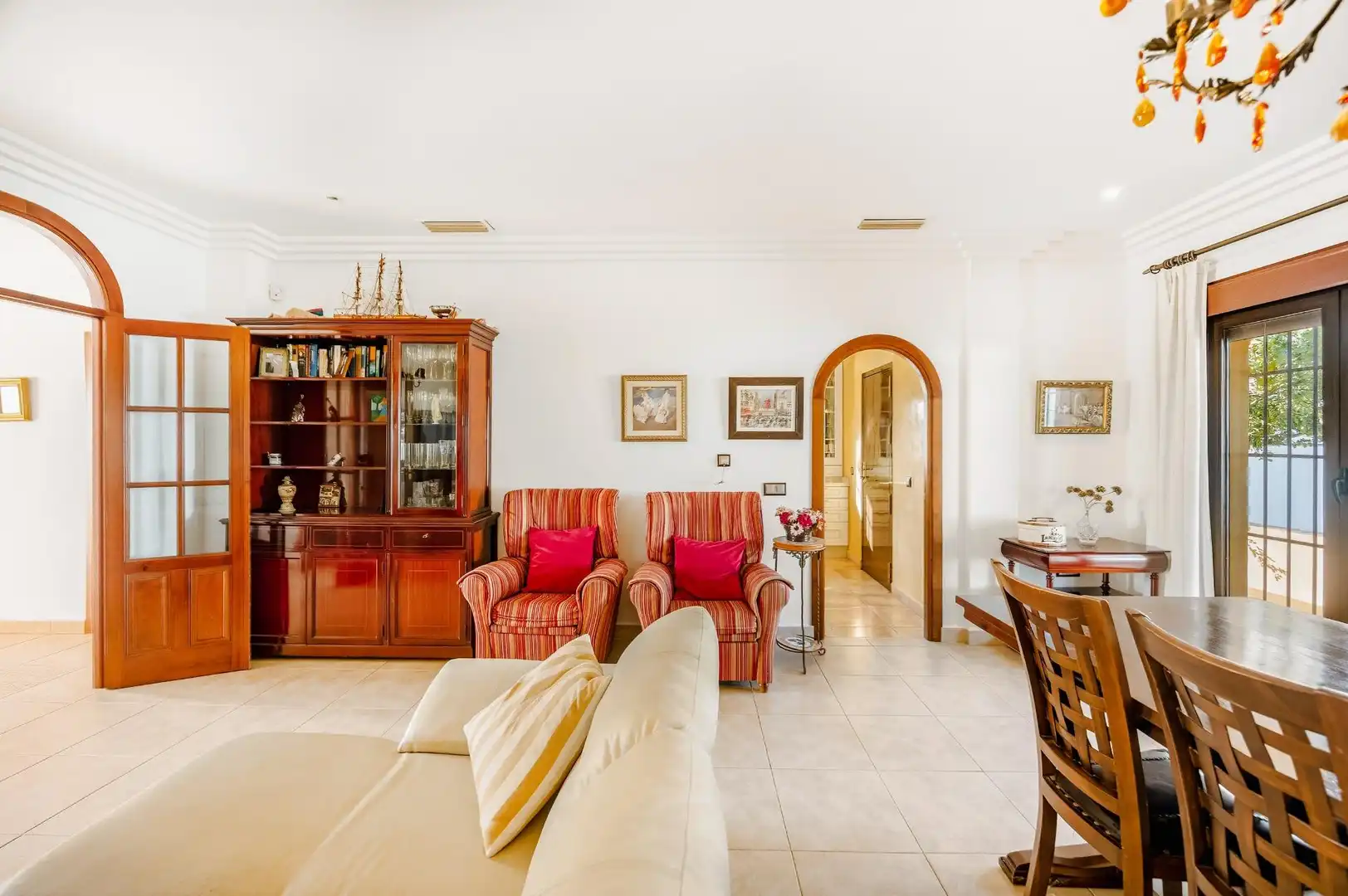 Sala d'estar de Casa o xalet en venda en Chiclana de la Frontera amb Aire condicionat, Jardí privat i Terrassa