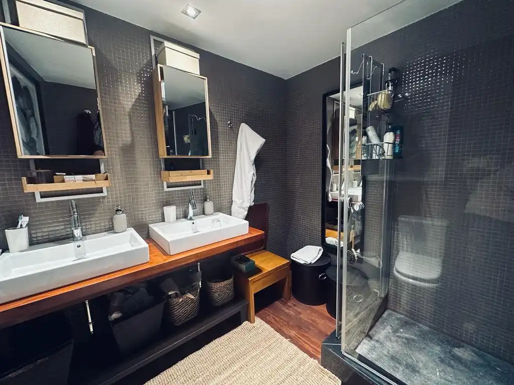 Badezimmer von Erdgeschoss zur Miete in Marbella mit Klimaanlage, Privatgarten und Terrasse