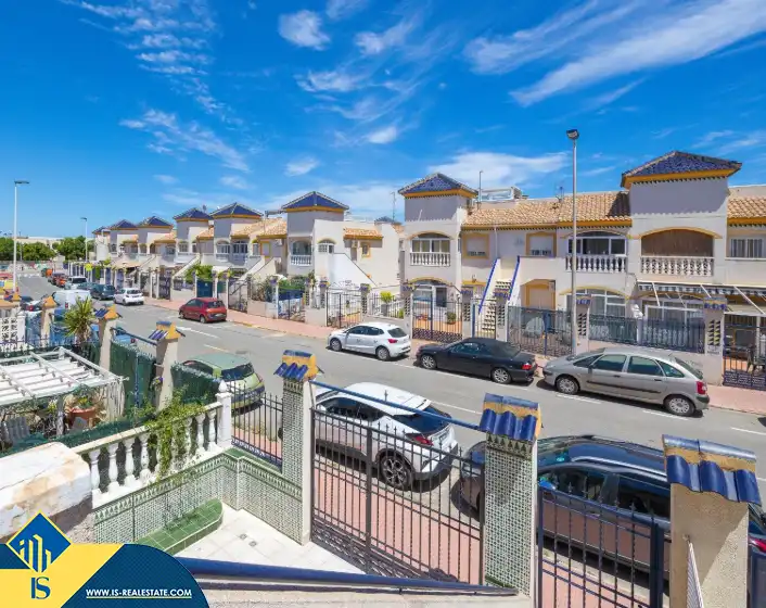 Vista exterior de Casa o xalet en venda en Torrevieja amb Terrassa, Moblat i Piscina comunitària