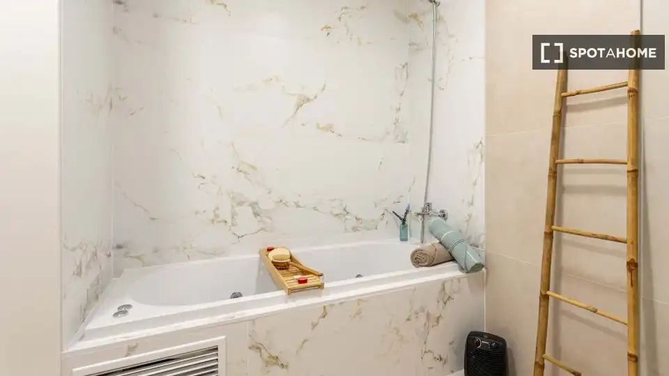 Bathroom of Flat for rent in Valencia  with Air Conditioner, Heating and Furnished