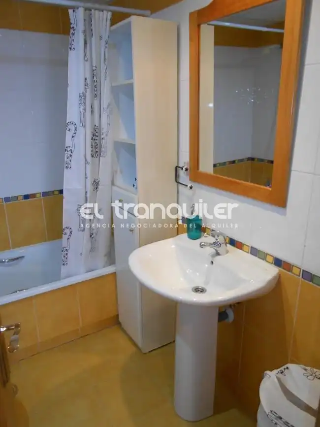 Badezimmer von Wohnung zur Miete in Madrid mit Klimaanlage, Terrasse und Möbliert