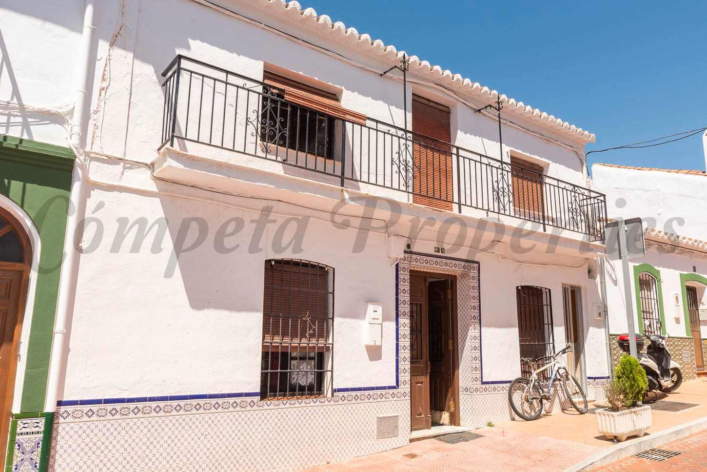 Vista exterior de Casa adosada en venda en Nerja amb Terrassa i Moblat