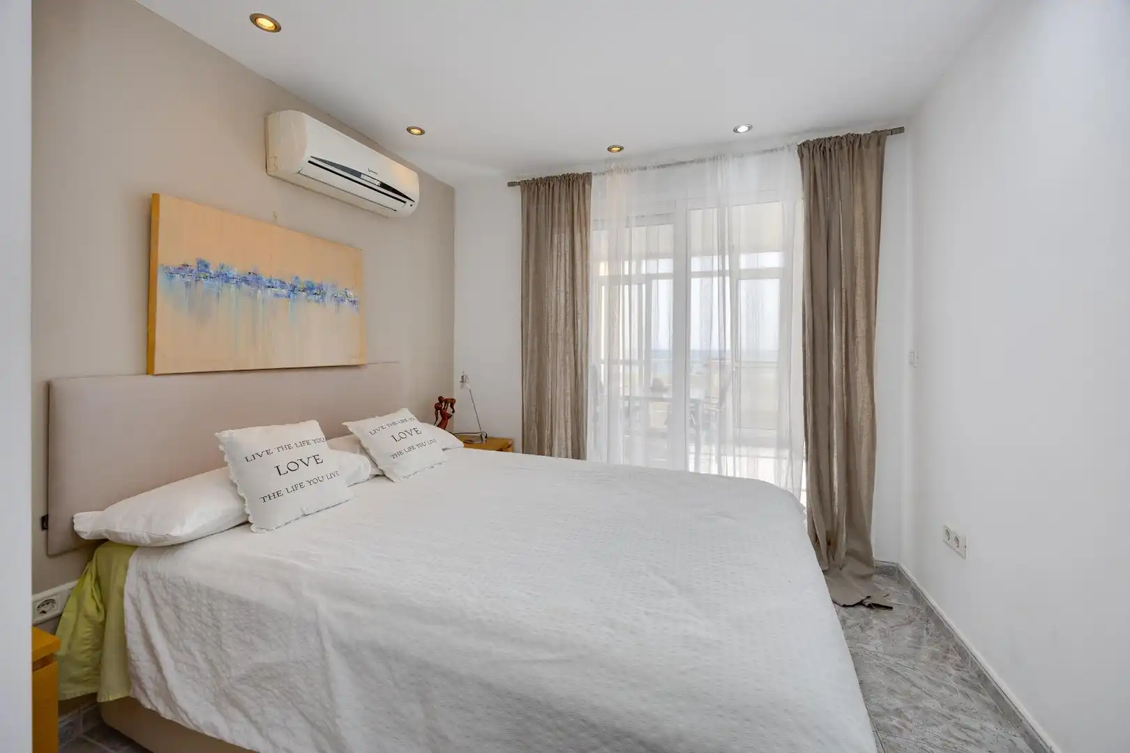 Dormitori de Apartament en venda en Torrevieja amb Aire condicionat, Terrassa i Moblat
