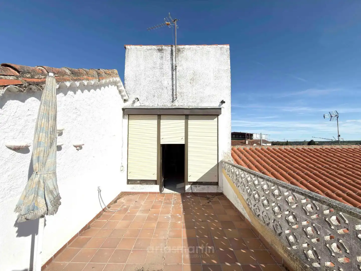 Vista exterior de Casa o xalet en venda en Vecinos amb Terrassa i Moblat