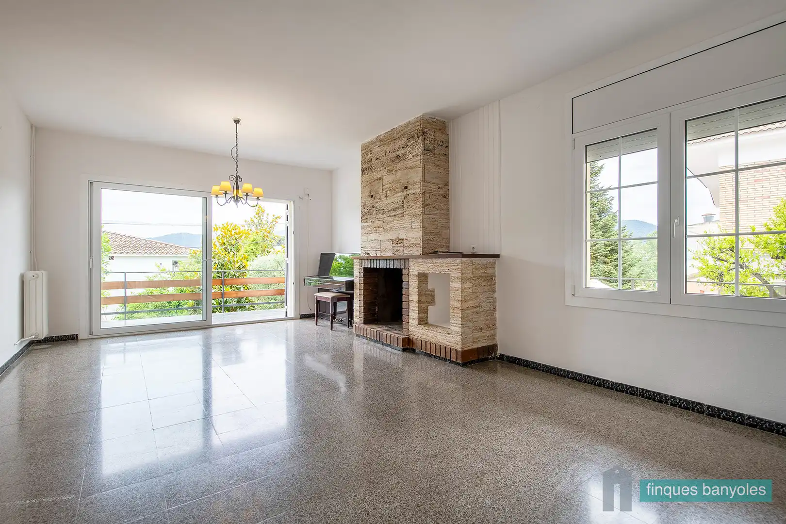 Sala de estar de Casa o chalet en venta en Banyoles con Aire acondicionado, Calefacción y Jardín privado
