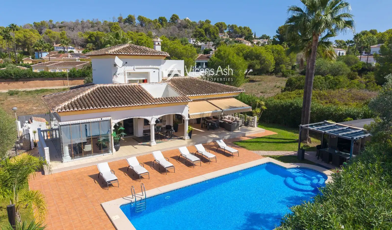House with pool for sale in Nicolas Lancret