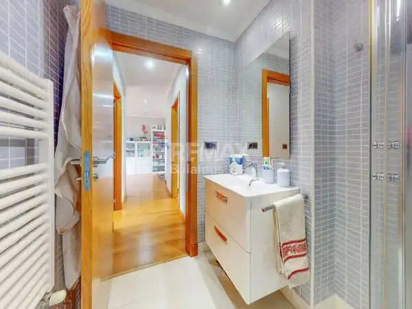 Bathroom of Attic for sale in Vigo   with Heating, Parquet flooring and Terrace